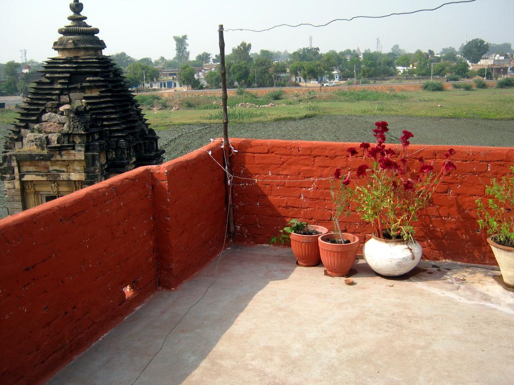Friends In Khajuraho Apartment Bagian luar foto